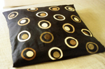 Kissen mit
                          Lederapplikationen_ID03001_Foto:www.material-idee.com