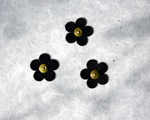 Lederblüten-schwarz-und-goldene-Nieten_LEAP020_Foto:www.material-idee.com